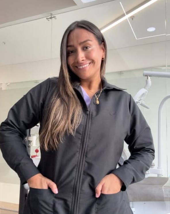 Dra. Iveth Ospina, odontóloga especialista en Periodoncia, en el consultorio de Dental IO